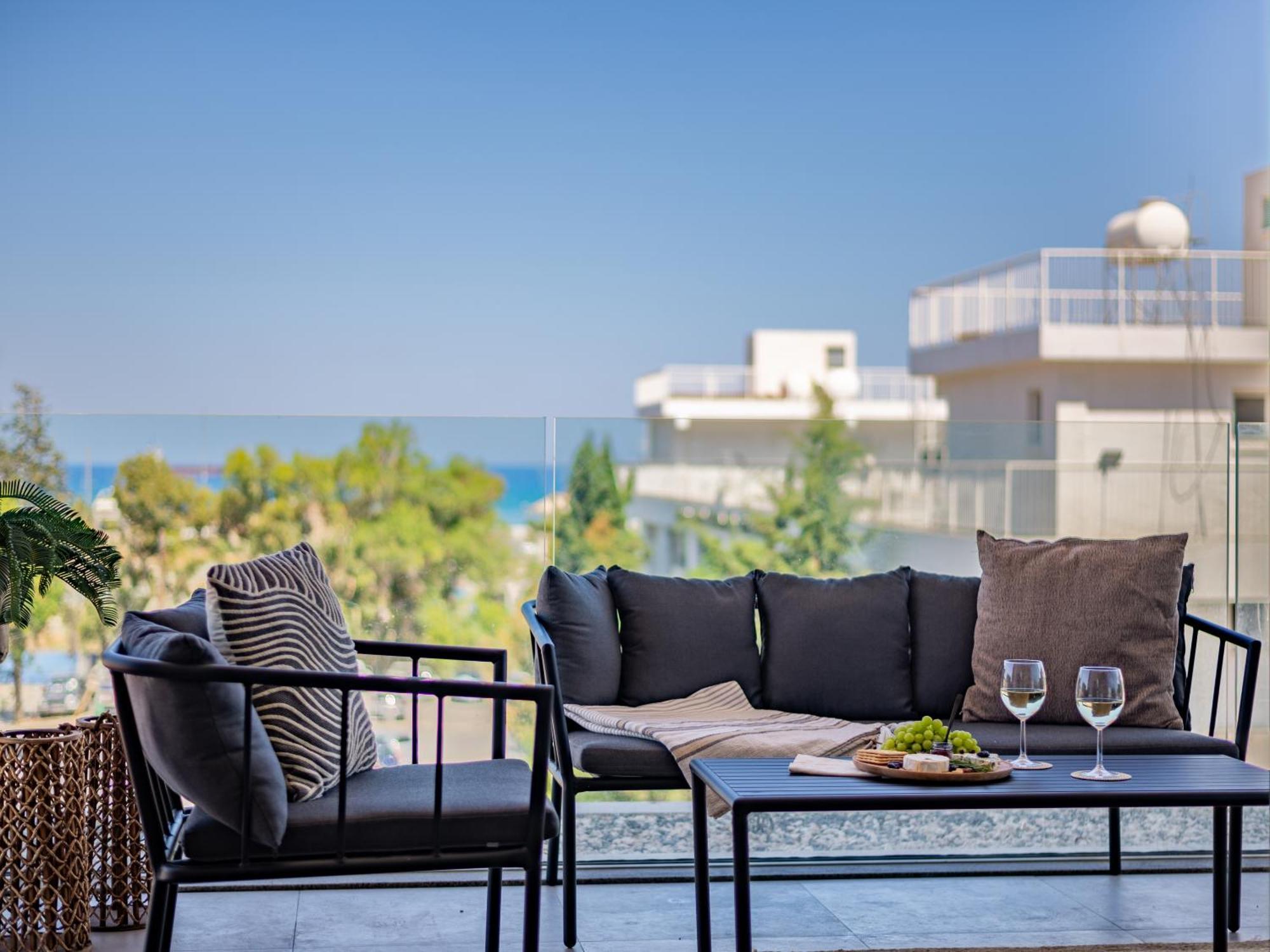 Sanders Gaia - Bright Two-Bedroom Apartment With Sea View Larnaca Exteriör bild